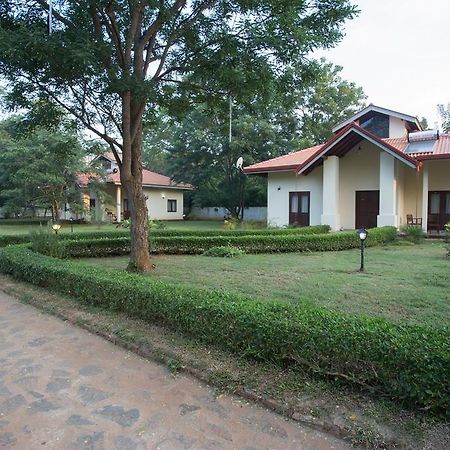 Hotel Chenra กตรคาม ภายนอก รูปภาพ