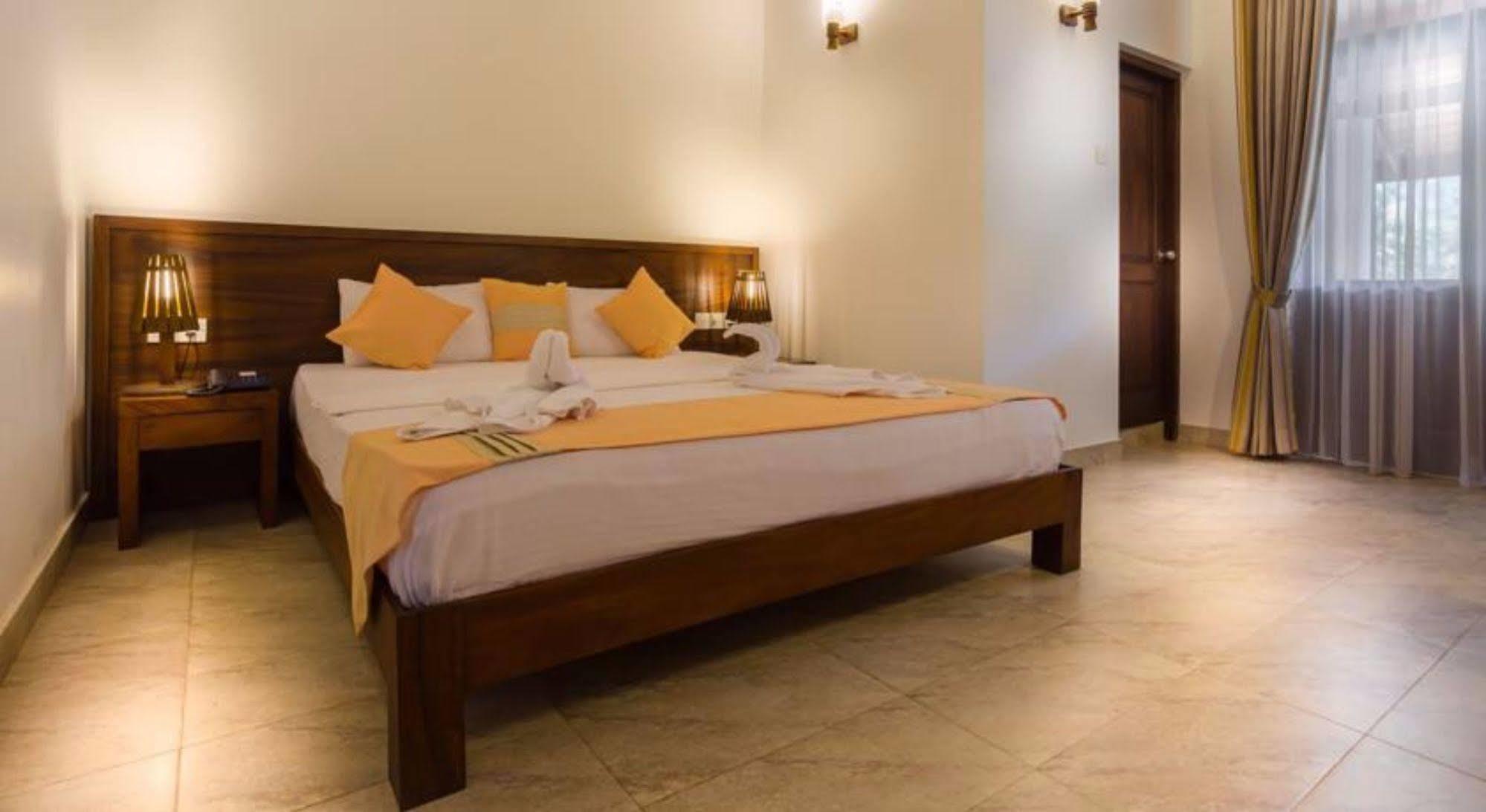Hotel Chenra กตรคาม ภายนอก รูปภาพ