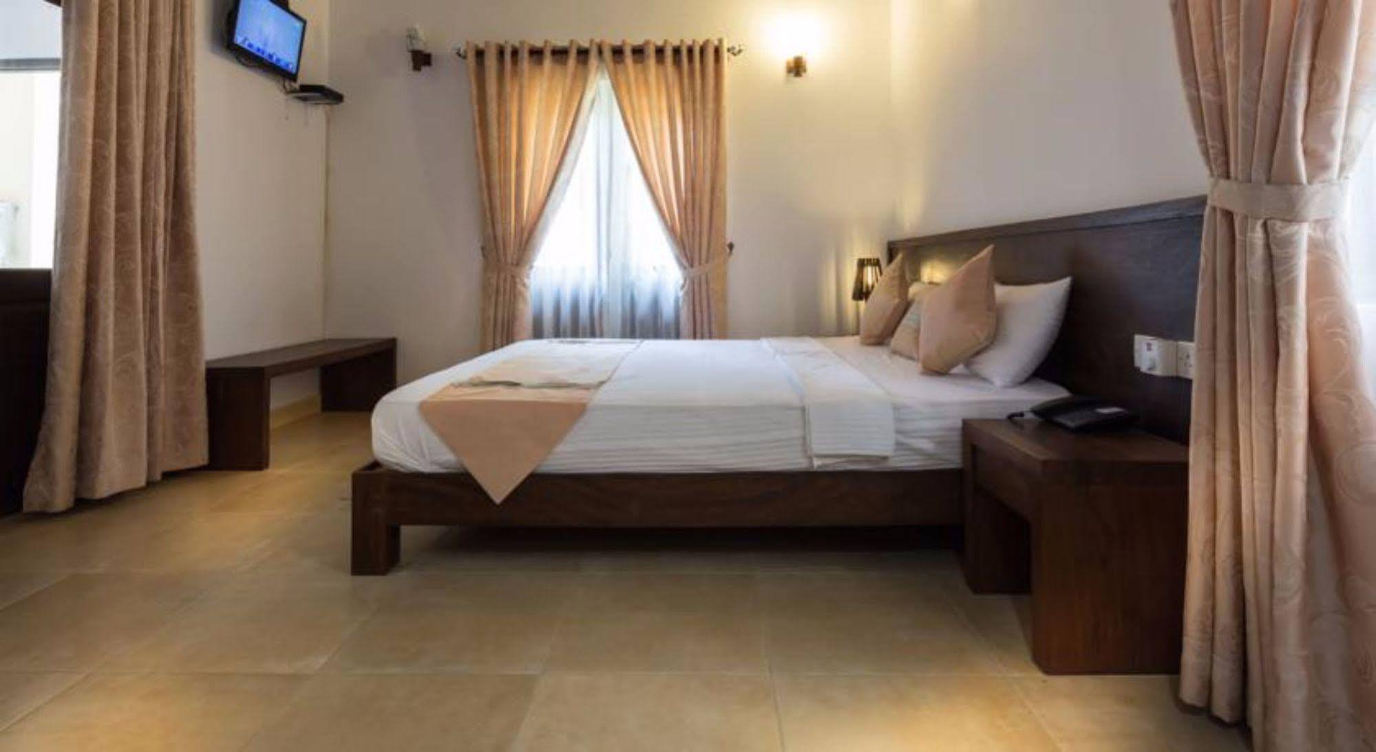 Hotel Chenra กตรคาม ภายนอก รูปภาพ